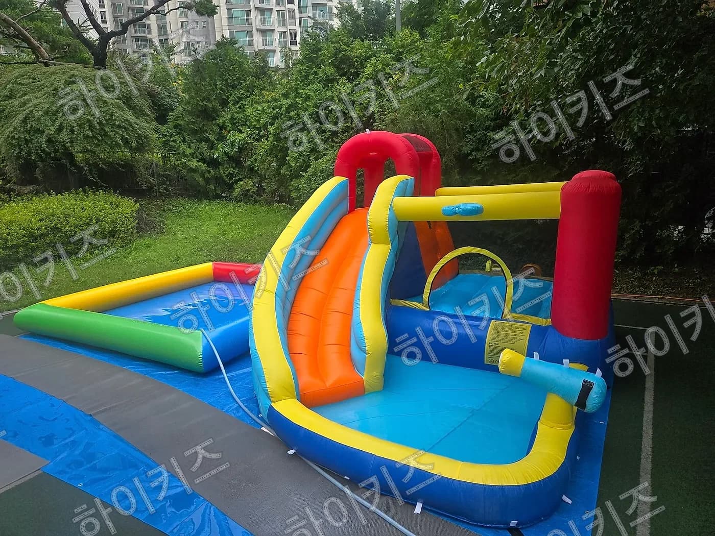 잔디밭 워터 슬라이드